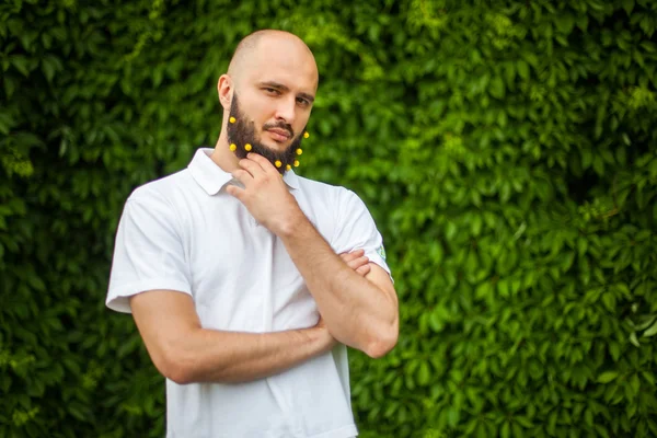 Homme avec décoration barbe — Photo