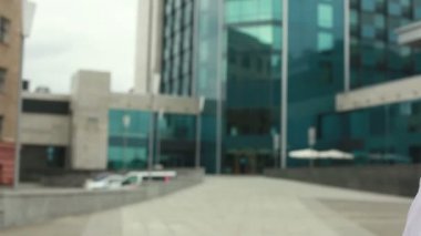 İşadamı kamera seyir ve gülümseyen gömlekli