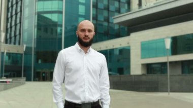 İşadamı ofis gülümseyen Binası yakınındaki