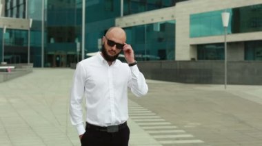 Güneş gözlüğü alarak ve gülümseyen bir adam