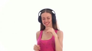 Kadın dans ve off kulaklıklar beyaz arka plan, alarak kulaklık