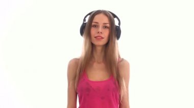 Kulaklık kullanmak ruj ve kamera gülümseyen kadın