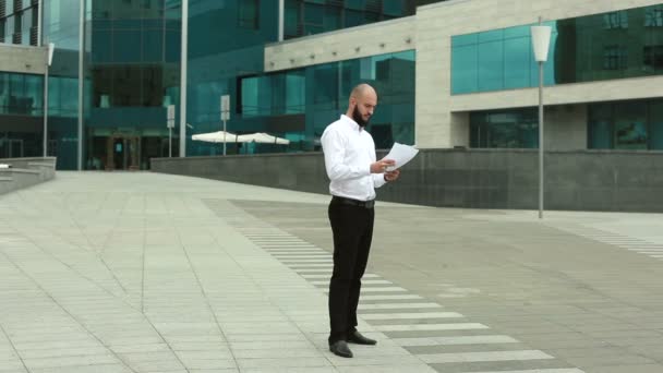 Hombre de negocios tirando papel — Vídeos de Stock