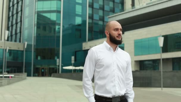 Uomo d'affari con la barba guardando orologio — Video Stock