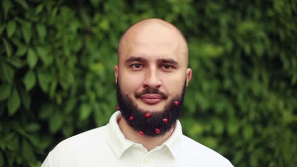 Hombre divertido con barba — Vídeos de Stock