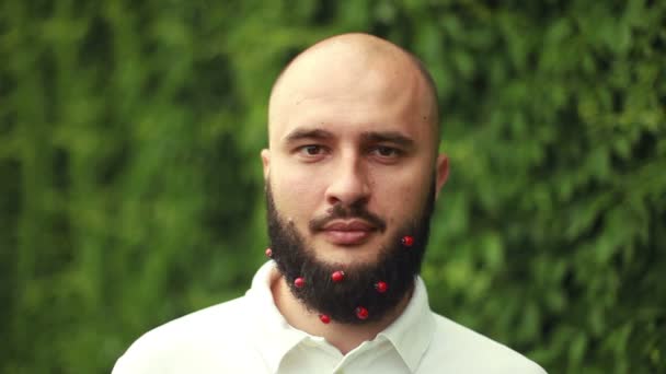 Divertente ritratto di uomo con barba — Video Stock