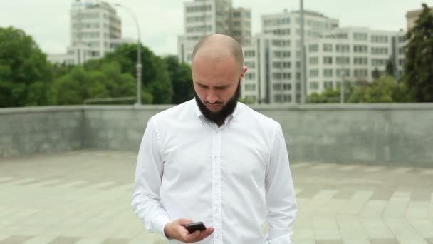 Man gelukkig met succes-nieuws — Stockvideo