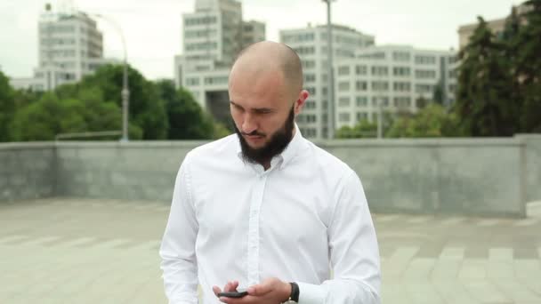 Мужчина в рубашке с бородой наслаждается успехом — стоковое видео