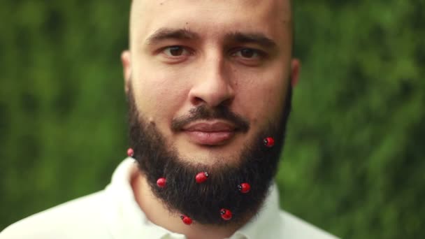 Portrait d'homme drôle avec barbe — Video