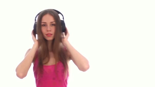 Γυναίκα με ακουστικά που απολαμβάνει τη μουσική — Αρχείο Βίντεο