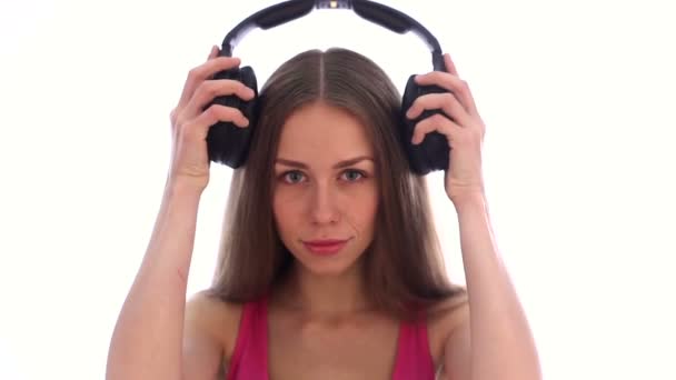 Femme écoutant de la musique avec les yeux fermés et dansant — Video