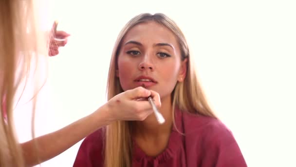 Maquillage pour jeune mannequin beauté en studio — Video