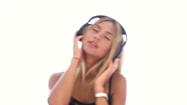 Mujer escuchando música en auriculares con fondo blanco — Vídeos de Stock