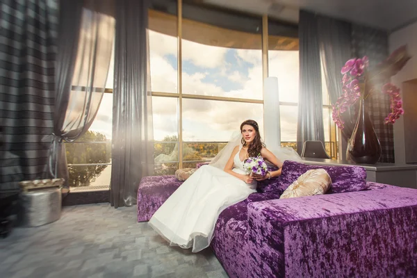 Bride sitting in the room — Stock Photo, Image