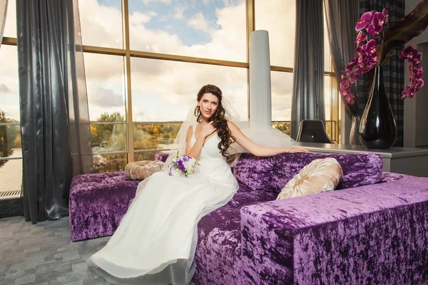 Beauty young bride — Stock Photo, Image