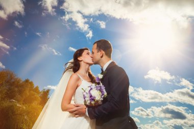 Mutlu gelin ve Damat Düğün kumsalda Nehri yakınındaki