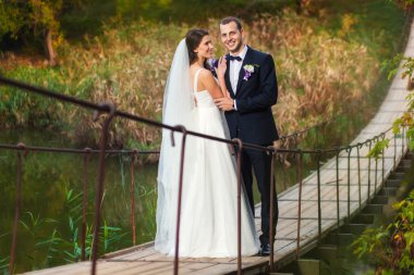 Gelin ve damat Nehri üzerinde köprü üzerinde