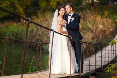 Gelin ve damat Nehri üzerinde köprü üzerinde