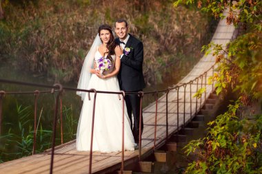 Gelin ve damat Nehri üzerinde köprü üzerinde