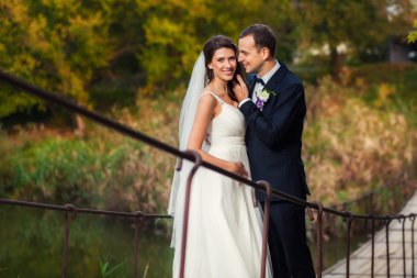 Gelin ve damat Nehri üzerinde köprü üzerinde