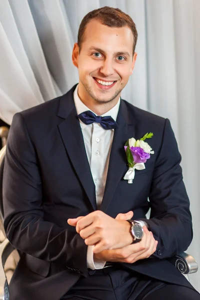 El novio sonriente a la boda —  Fotos de Stock