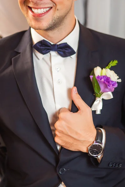 Bruidegom met de ' bow-tie op bruiloft — Stockfoto