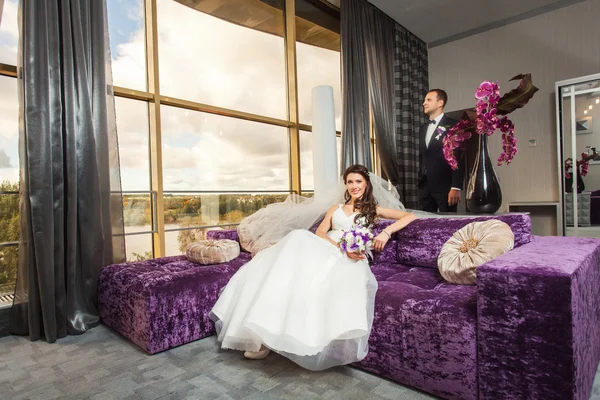 Noiva feliz e noivo no casamento no quarto — Fotografia de Stock