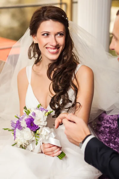 Lyckliga bruden och brudgummen på bröllop i rummet — Stockfoto