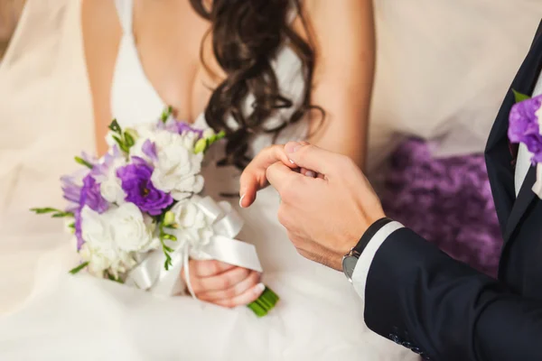 Noiva feliz e noivo no casamento no quarto — Fotografia de Stock