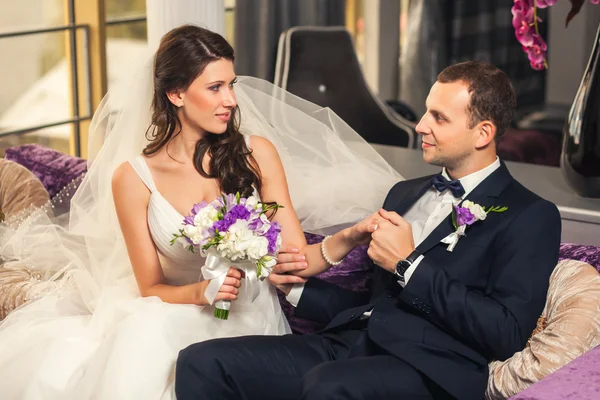 Boldog menyasszony és a vőlegény az esküvő a szobában — Stock Fotó