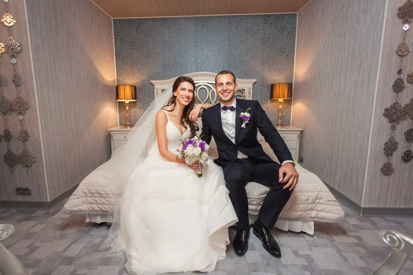 Novia feliz y novio en la boda en la habitación — Foto de Stock