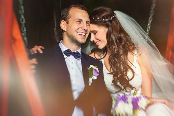 Boldog menyasszony és a vőlegény az esküvő a padon — Stock Fotó
