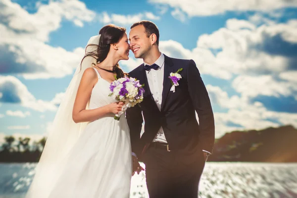 Щаслива наречена і наречений на весіллі на пляжі біля річки — стокове фото