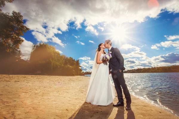 Novia feliz y novio en la boda en la playa cerca del río — Foto de Stock