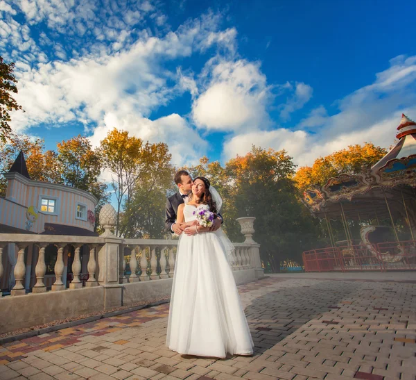 Happy bride and groom at wedding in the park — Stock Photo, Image