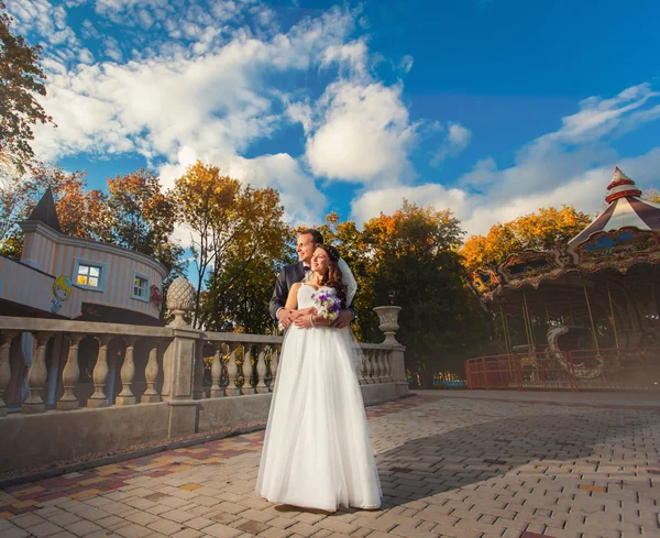 Happy bride and groom at wedding in the park — Stock Photo, Image