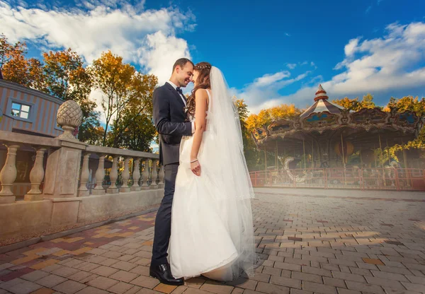 Happy bride and groom at wedding in the park — Stock Photo, Image