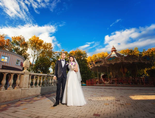 Novia y novio felices en la boda en el parque —  Fotos de Stock