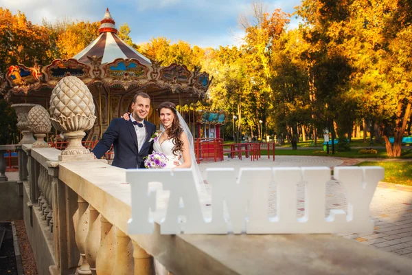 Novia y novio felices en la boda con signo Familia —  Fotos de Stock