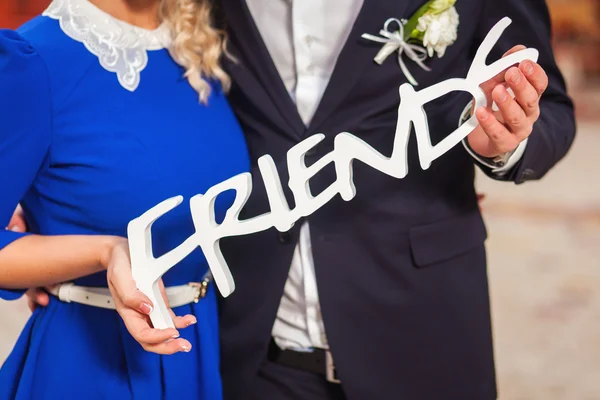Casal com amigos sinal — Fotografia de Stock
