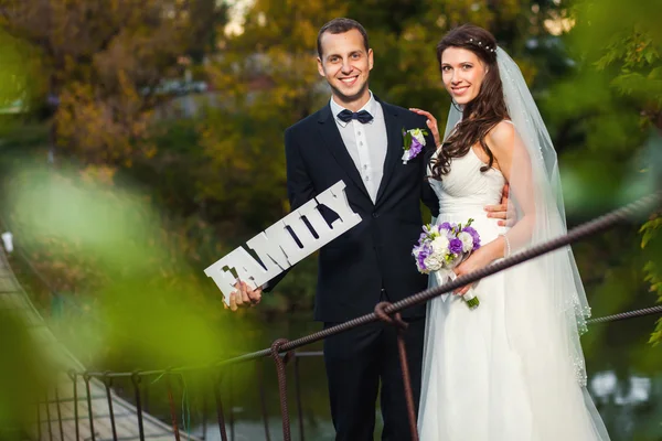 Nevěsta a ženich znakem rodiny — Stock fotografie