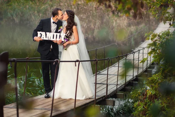 Noiva e noivo com sinal Família — Fotografia de Stock