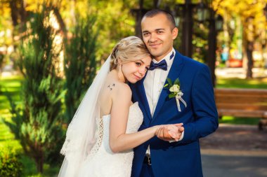 Damat ve gelin Park gülümseyen