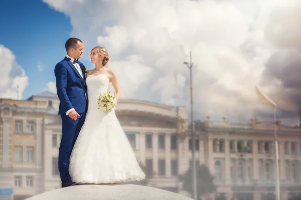 Hermosa pareja de boda cerca del edificio viejo —  Fotos de Stock