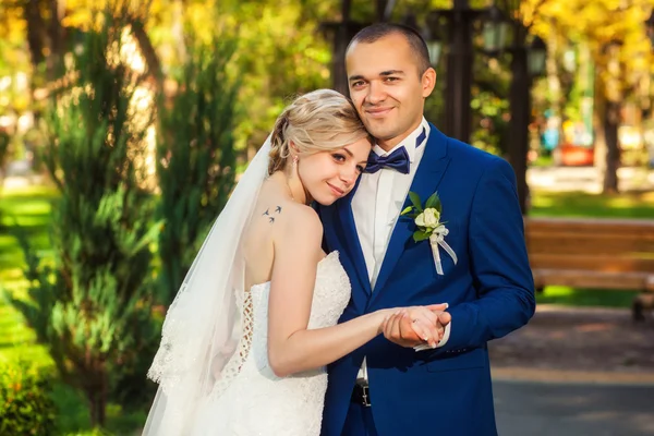 Mariée et marié souriants dans le parc — Photo