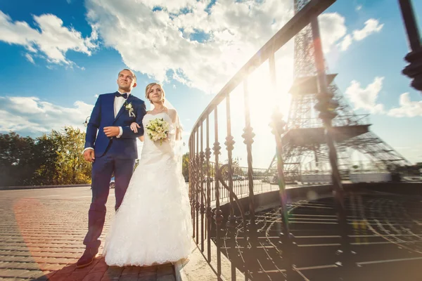 Hochzeitspaar auf Brücke nahe Eiffelturm — Stockfoto