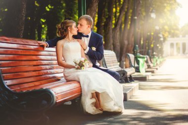 Parkta bankta düğün çift öpüşme