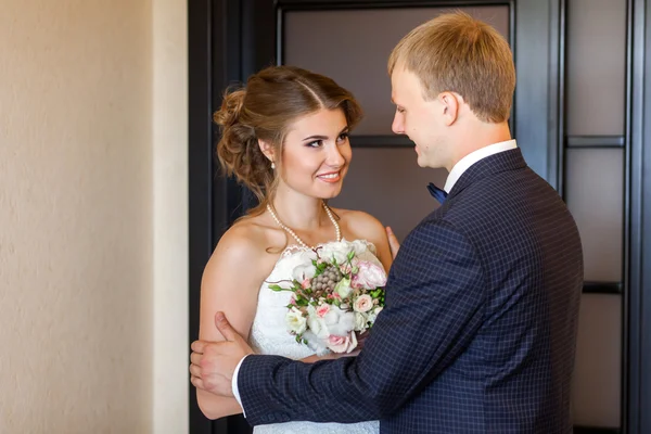 Bruidspaar bijeen in de buurt van de deur — Stockfoto