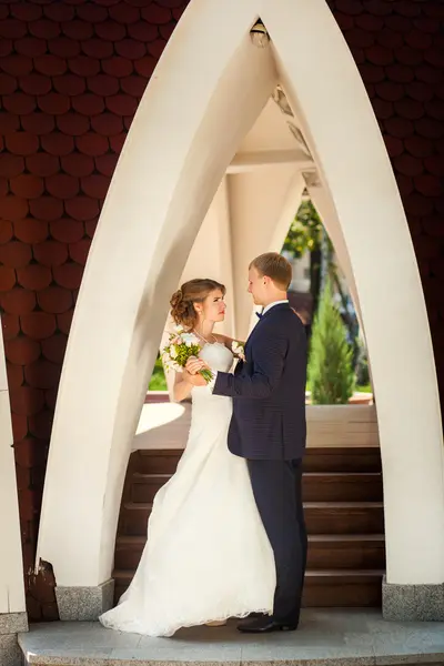 Casal feliz sob arco arquitetônico — Fotografia de Stock