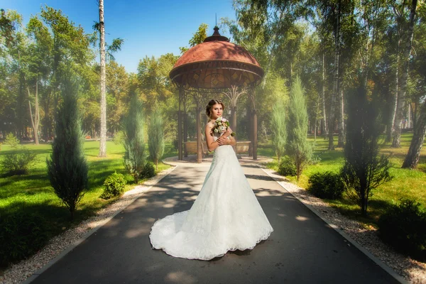 Noiva na frente de pavillion no parque — Fotografia de Stock